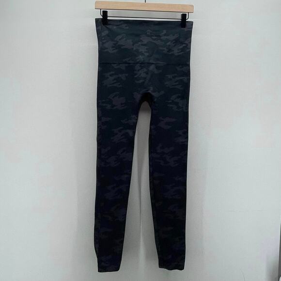 Spanx Look At Me Now Seamless Leggings in Black Camo - Picture 1 of 6